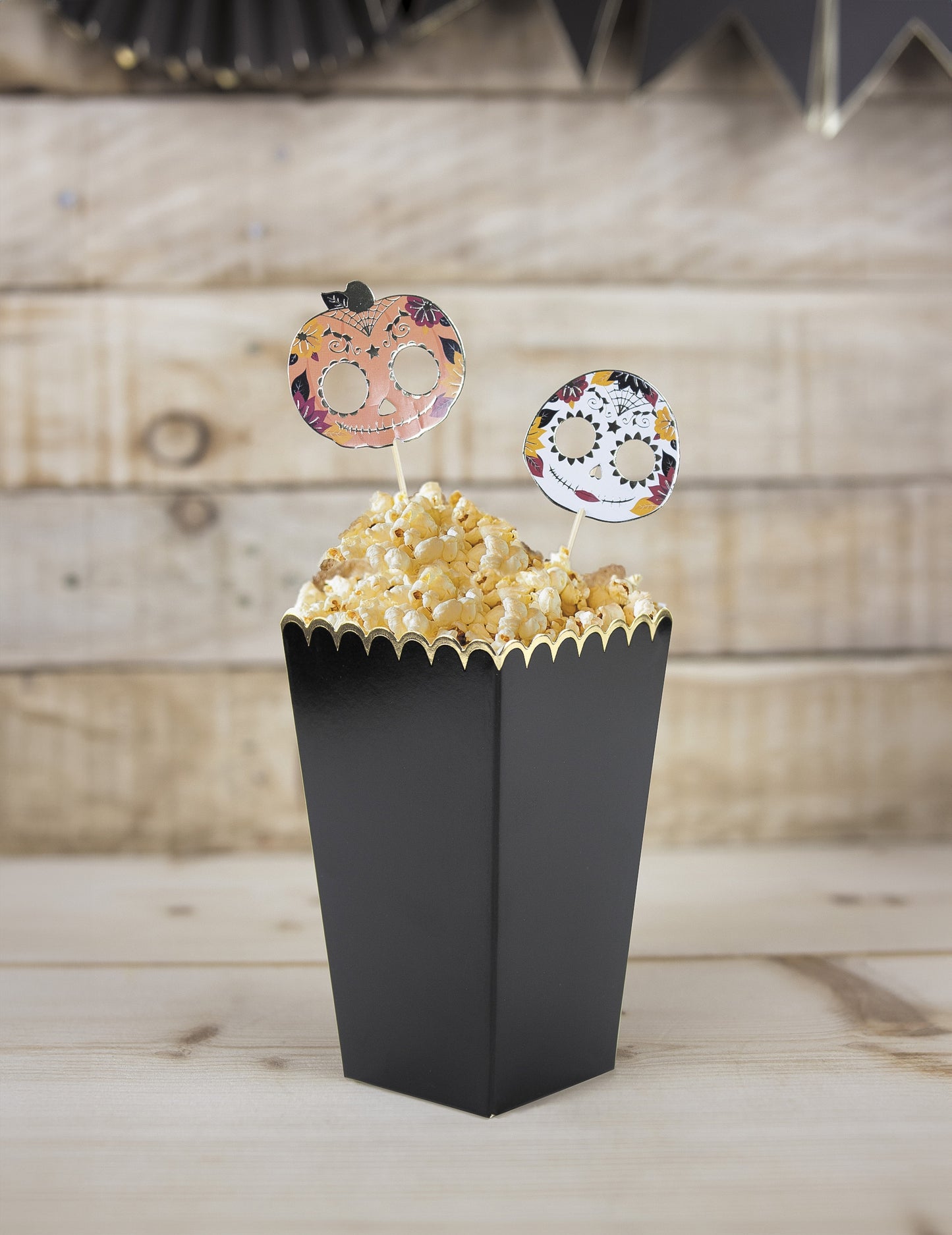 8 čiernych popcorn a zlatých boxov 12,5 x 7 cm