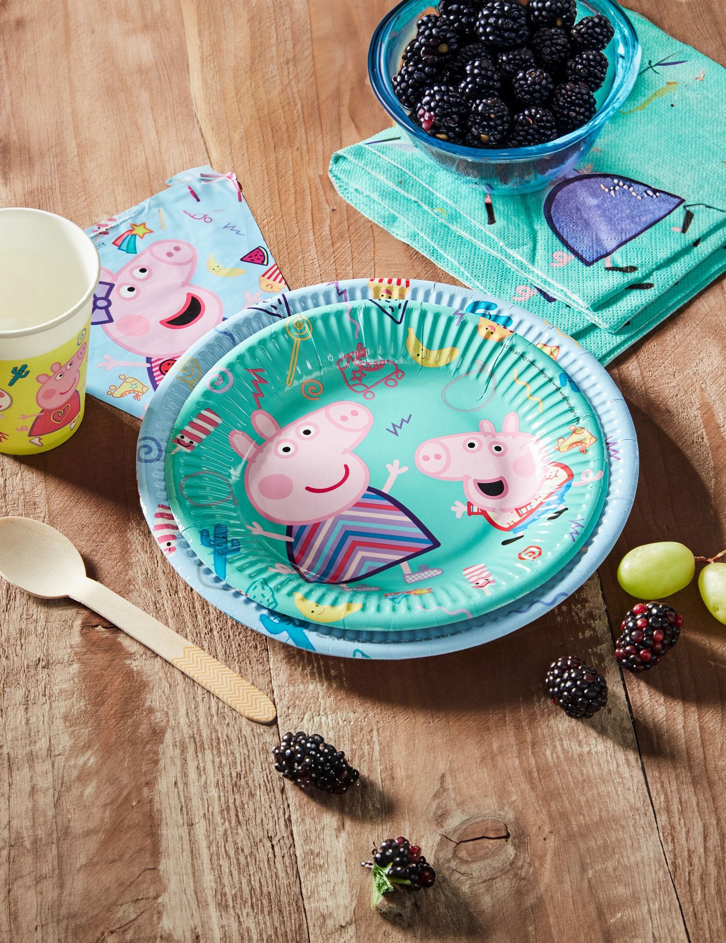 8 Small Peppa Pig Carton Plates 20 cm